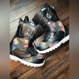 Burton women's snowboarding boots worn once. Brand new.